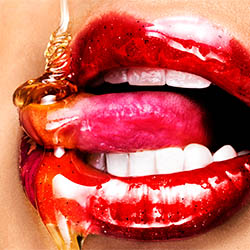 Advertising product retouching of Honey Lips by Zeeto