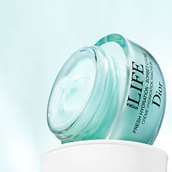 High-end product retouching of Dior Hydra Life by Zeeto